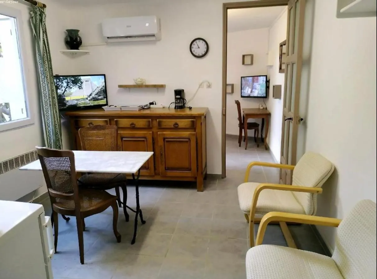 Logement climatisé avec jardin et parking pour 2 personnes en bord de plage La Ciotat 0*,
