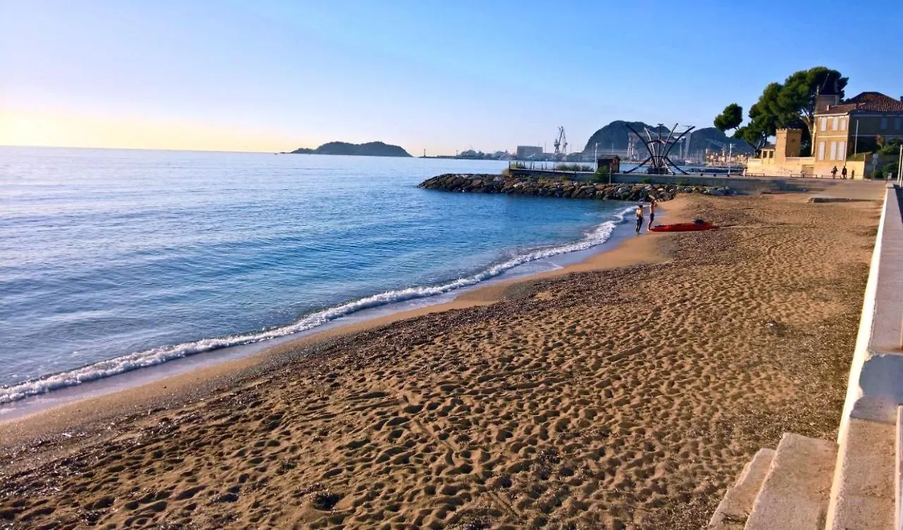 Logement climatisé avec jardin et parking pour 2 personnes en bord de plage La Ciotat Appartement