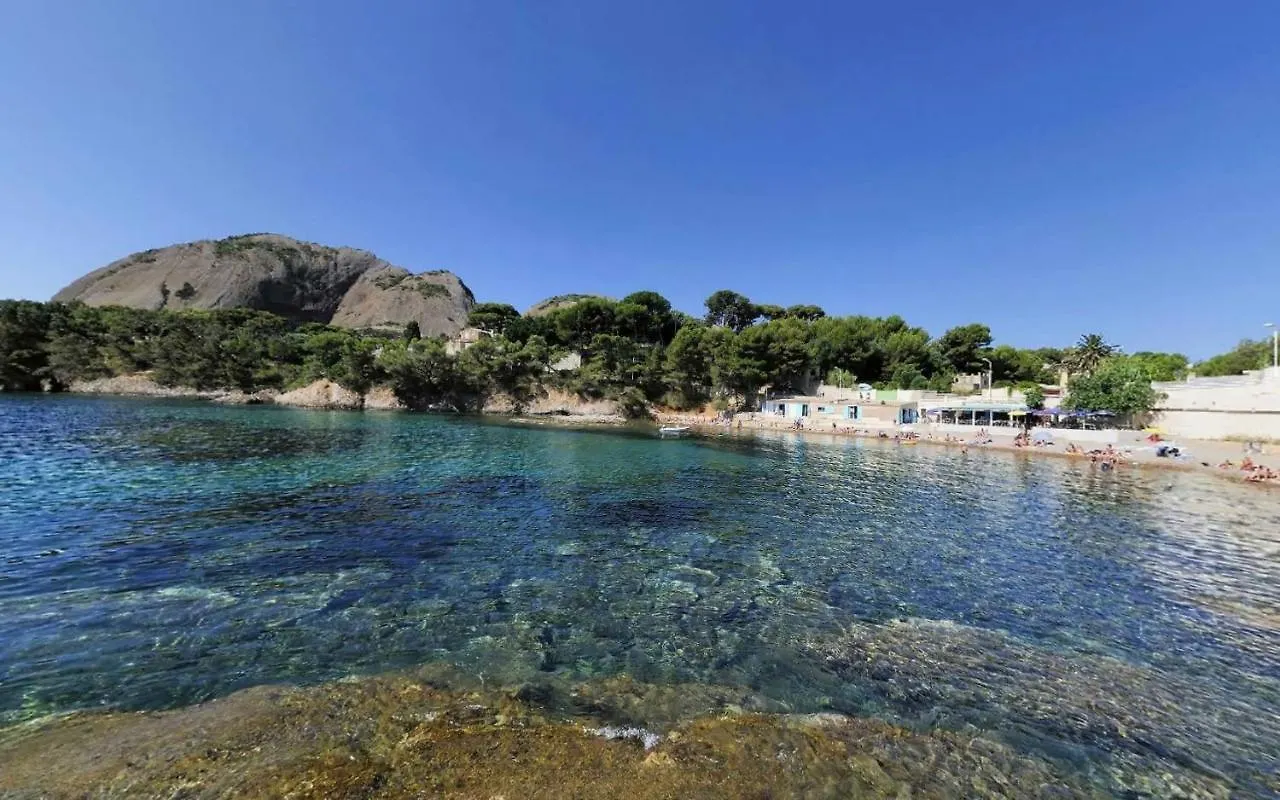 Logement climatisé avec jardin et parking pour 2 personnes en bord de plage La Ciotat